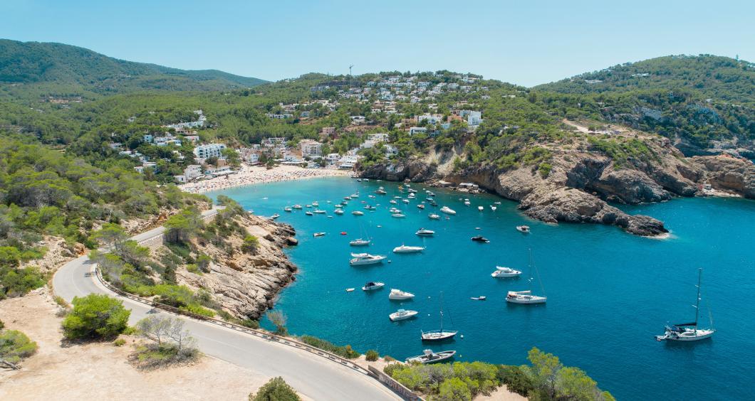 Boote, Bucht, Dorf, Straße Sant Josep de sa Talaia