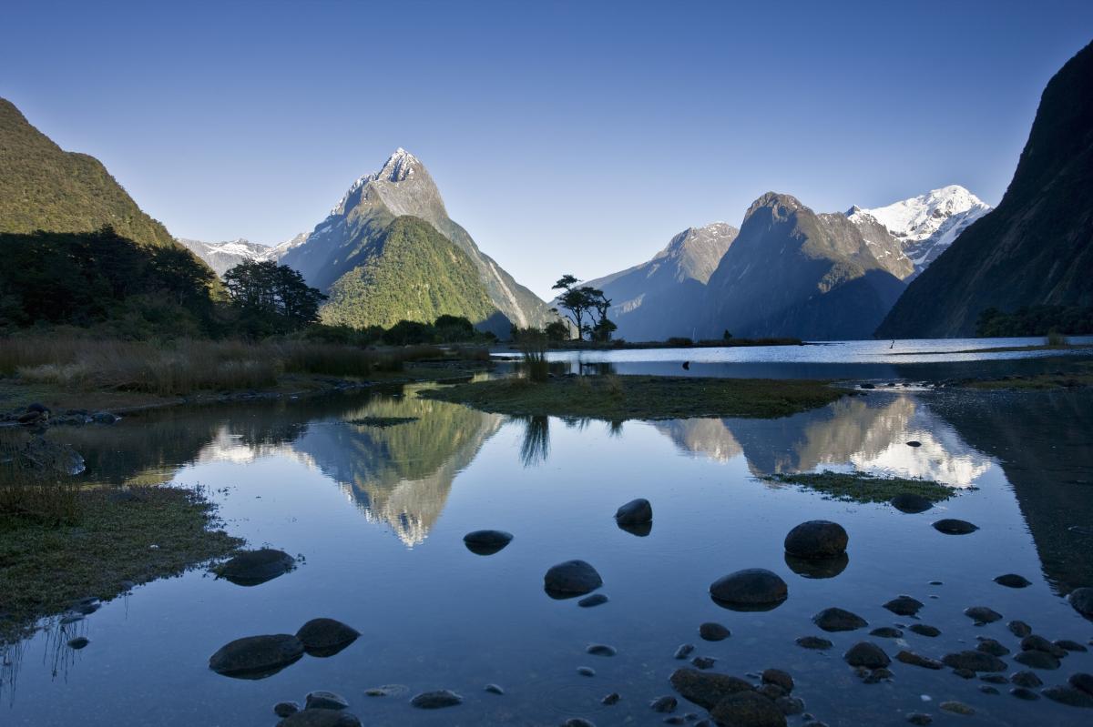 Milford Sound in Neuseeland mit Bergen im Hintergrund.