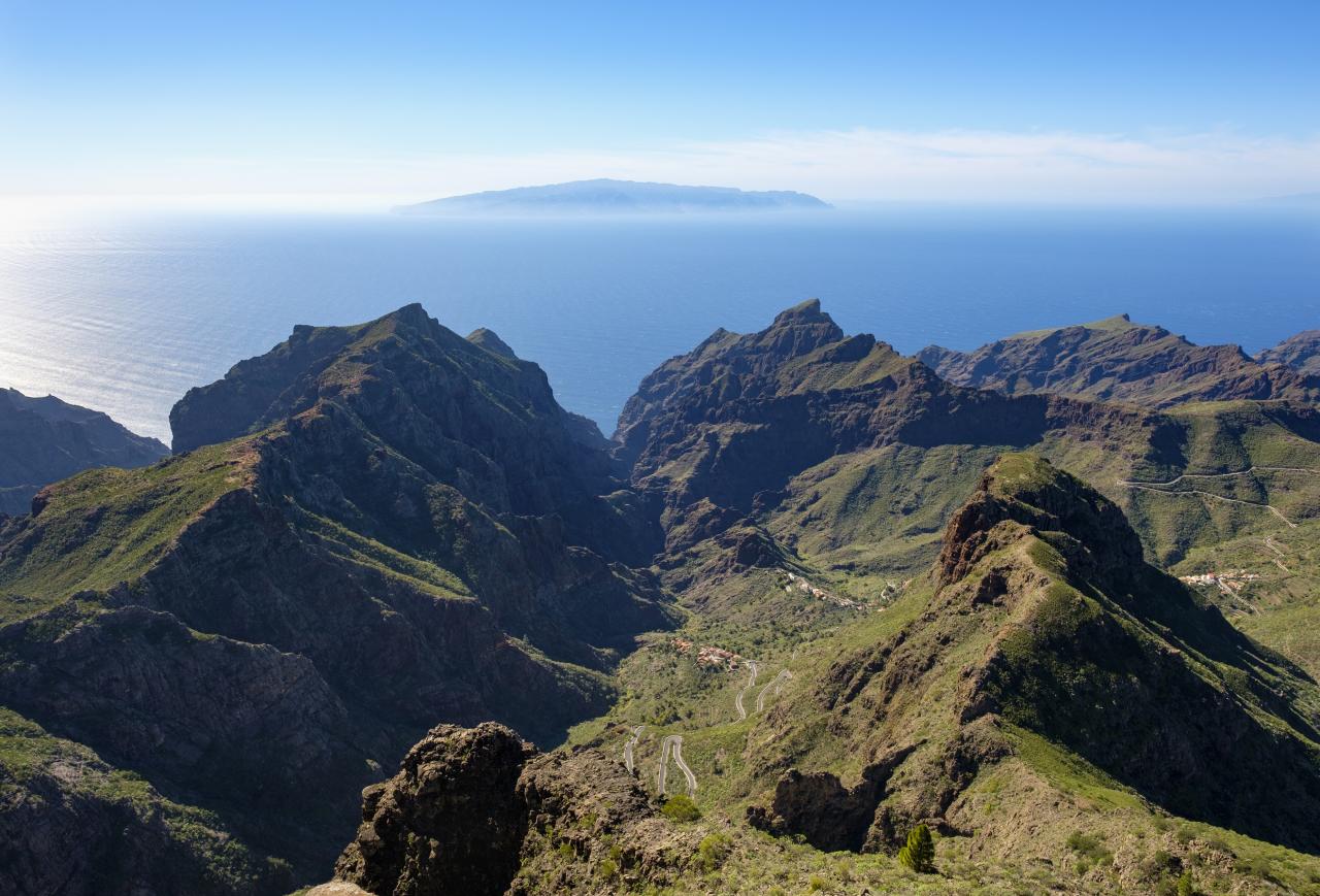 Blick vom Teno-Gebirge auf den Atlantik mit einer Insel im Hintergrund.