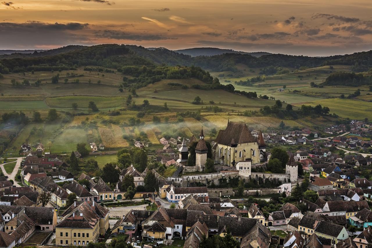 Abendlicher Blick über die Altstadt und die Kirchenburg von Biertan in Rumänien.