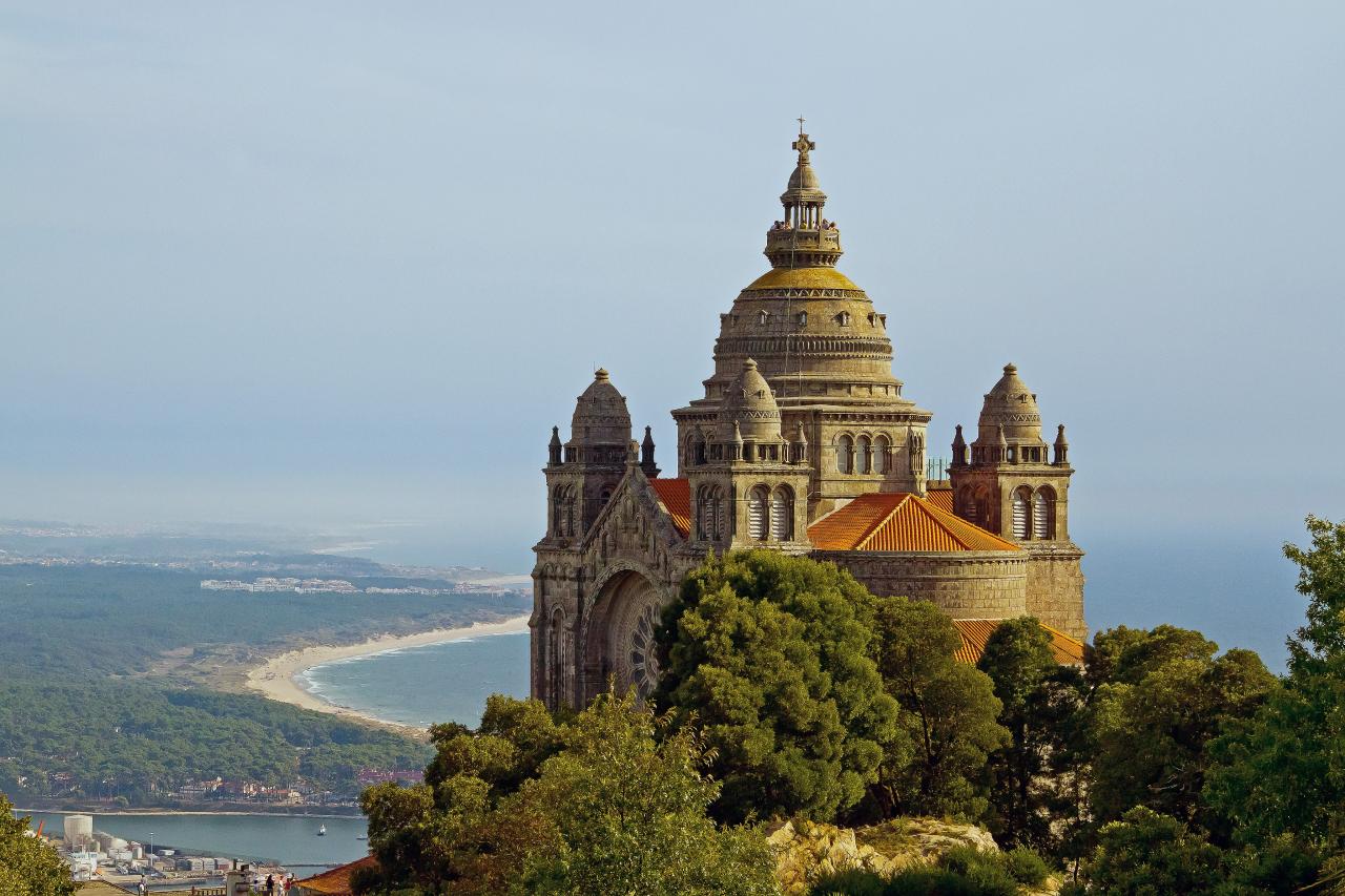 Religiöse Stätte, Meer, Strand, Baum Costa Verde