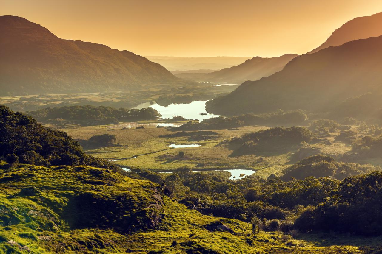 Ladies View - Killarney Blick vom Aussichtspunkt Ladies View in Killarney im Morgengrauen.
