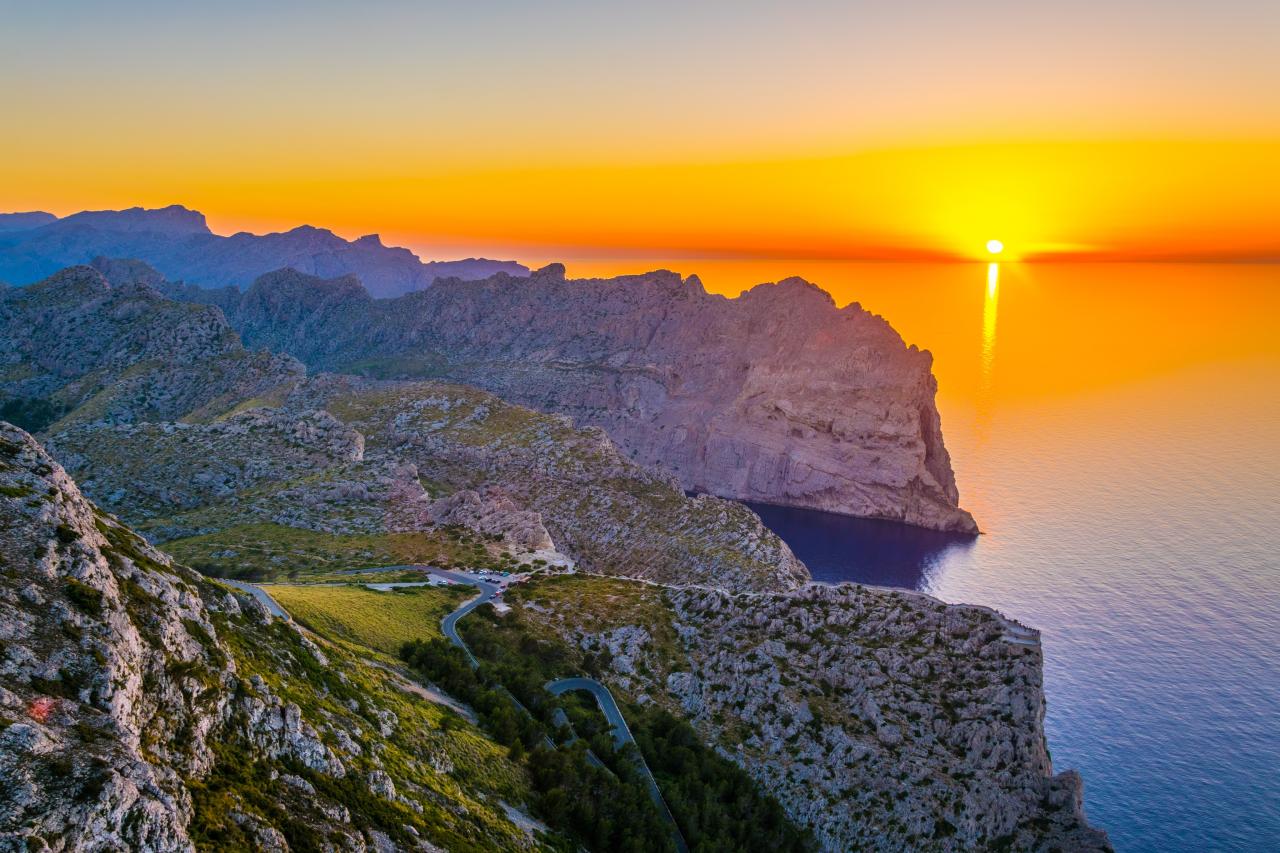 Küstenabschnitt der Serra de Tramuntana auf Mallorca bei Sonnenuntergang.
