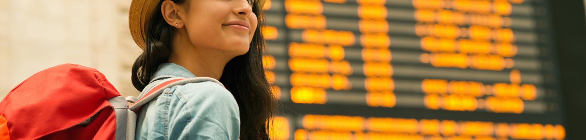 Flughafen, Anzeigetafel, Urlauberin