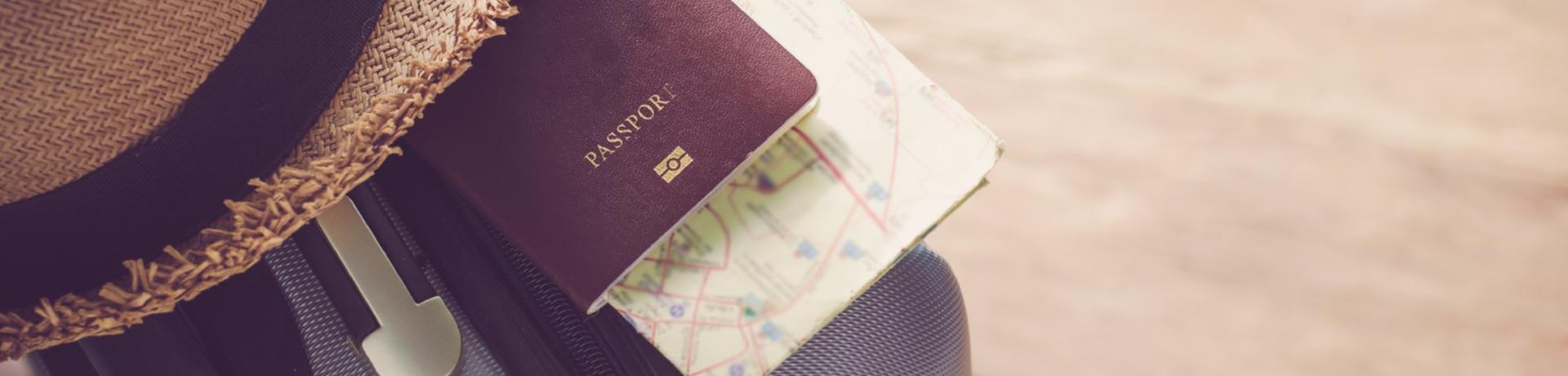 Reisepass auf Koffer