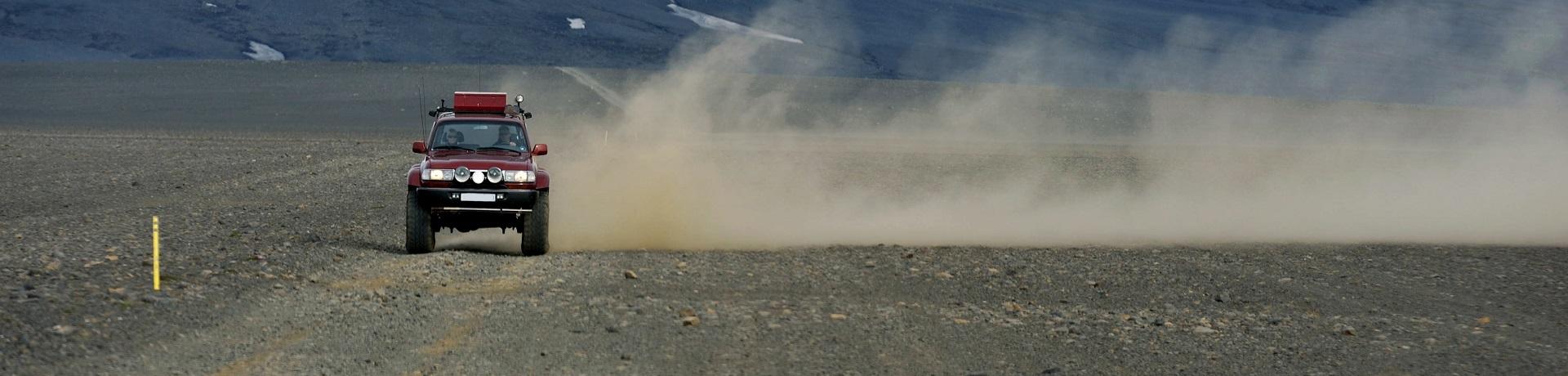 Jeep fährt über Ascheboden