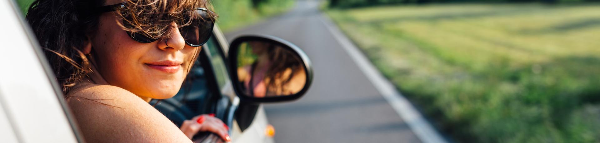 Frau schaut aus Auto