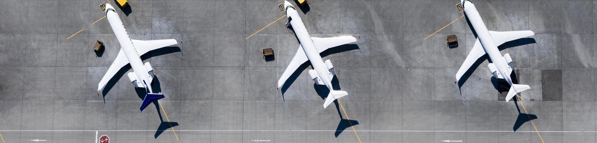 Drei Flugzeuge auf dem Vorfeld