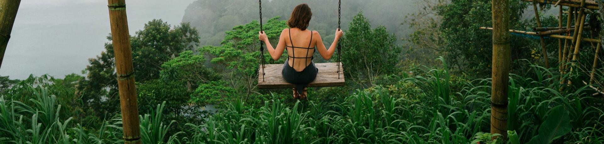 Frau-Schaukel-Dschungel-Emotion