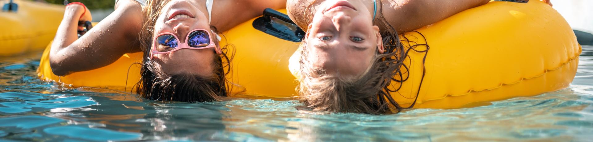 Pool-Mädchen-Schwimmreifen-Emotion