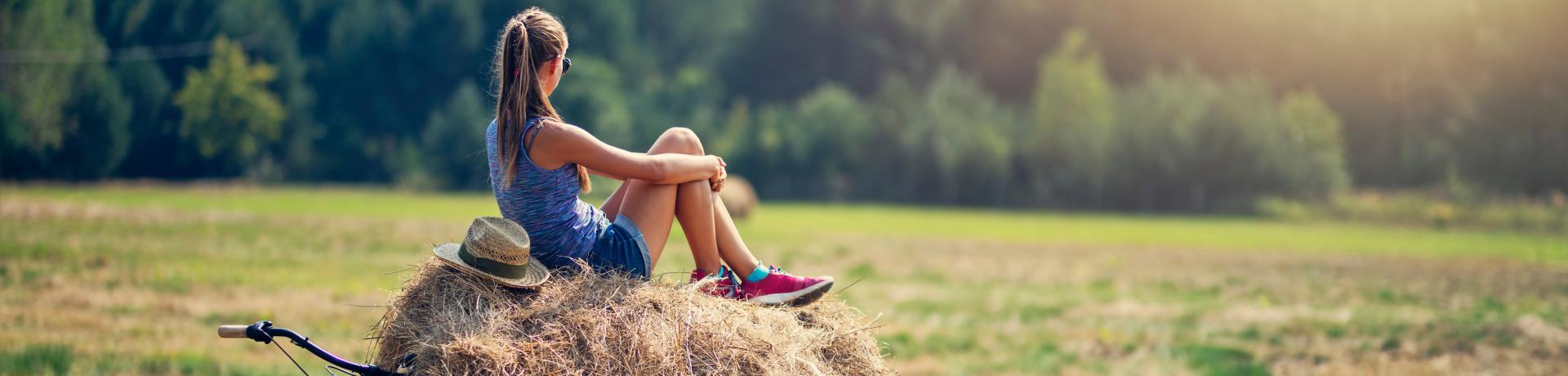 Bauernhof-Stroh-Frau-Emotion