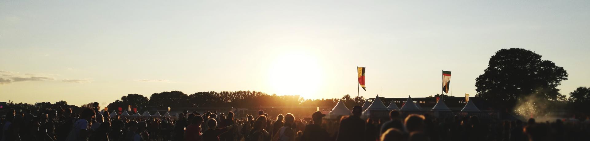 Festivalmenge bei Sonnenuntergang