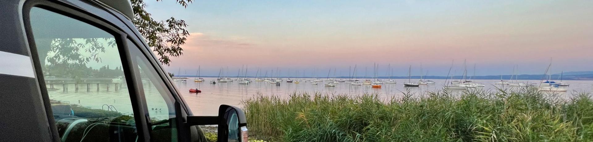 Wohnmobil bei Sonnenuntergang am Meer