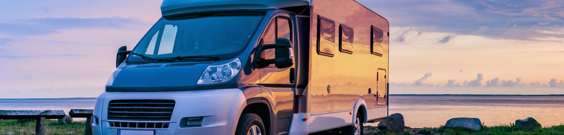 Wohnmobil bei Sonnenuntergang am Meer