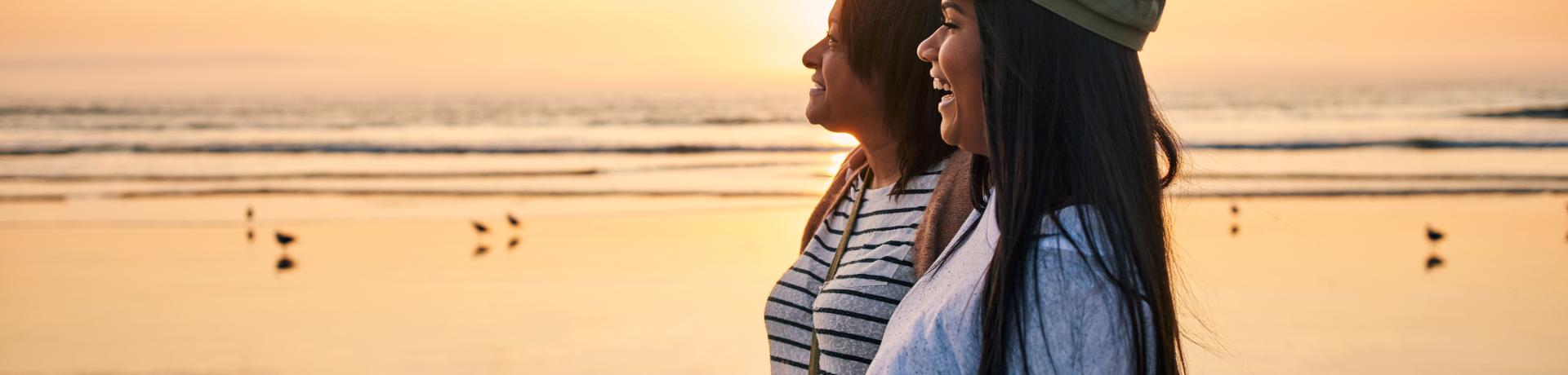 Mutter und Tochter am Strand Mutter und Tochter am Strand