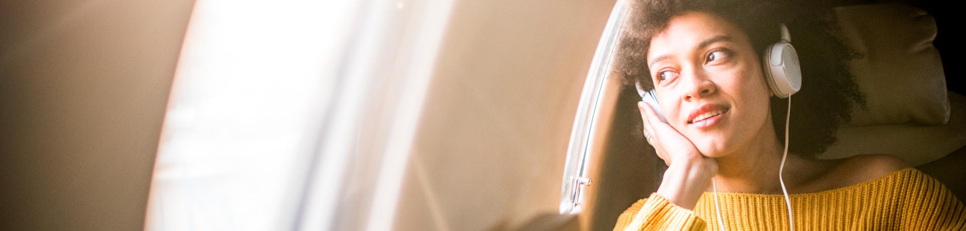 Frau im Flugzeug am Fenster Frau im Flugzeug am Fenster