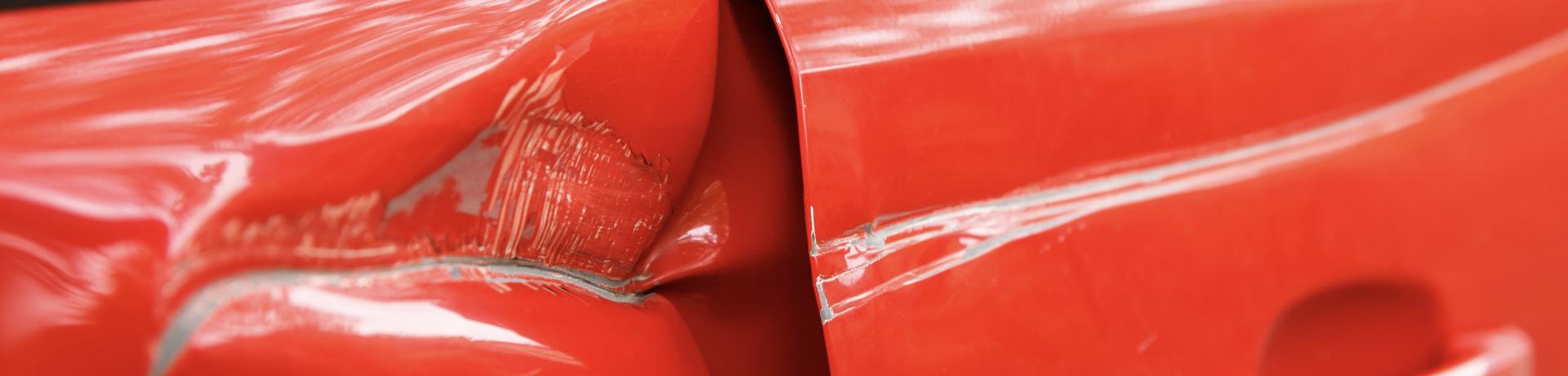 Rotes Auto mit Schaden