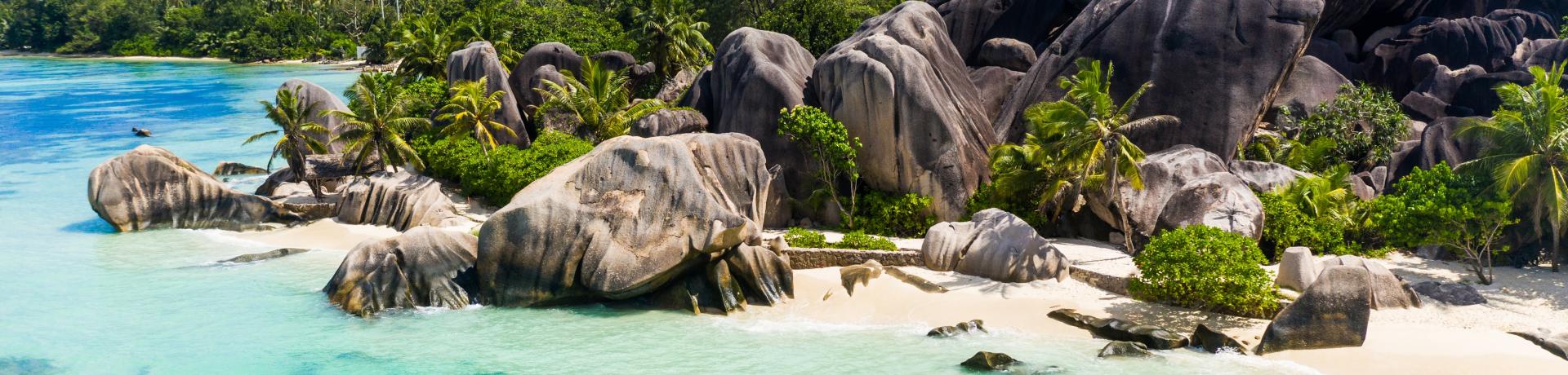 Strand mit Felsen und Glaskayak