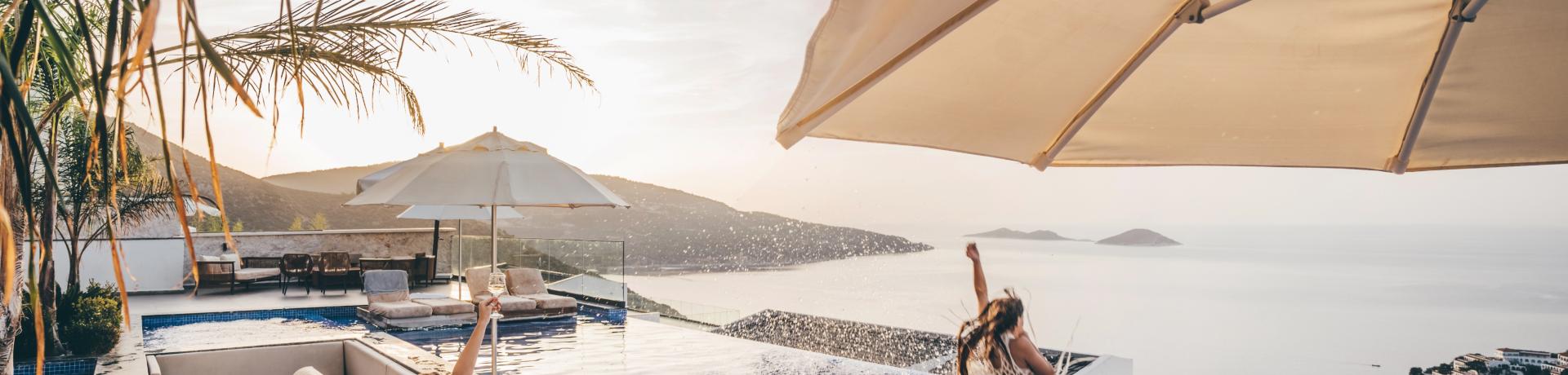 Frauen haben Spaß am Infinitypool Frauen haben Spaß am Infinitypool