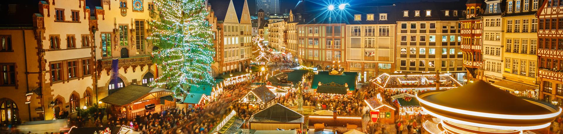 Weihnachtsmarkt mit Buden Weihnachtsmarkt mit Buden