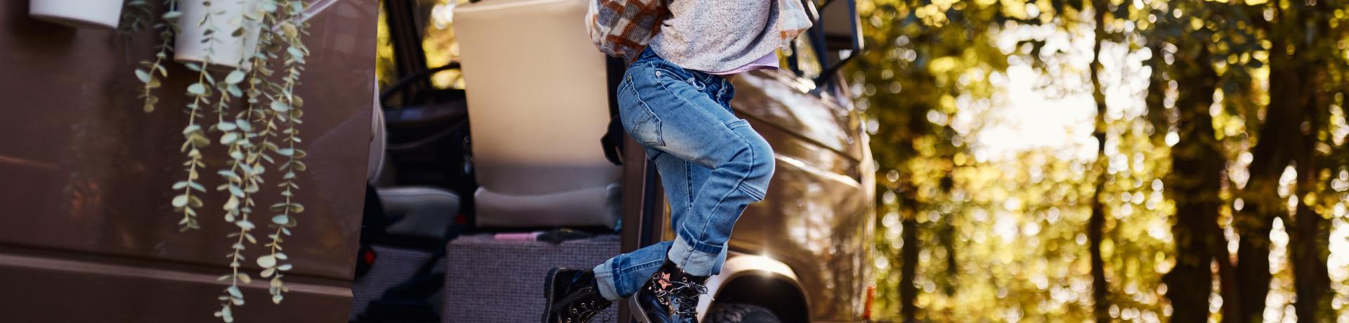 Kind schaut aus Autofenster und lächelt