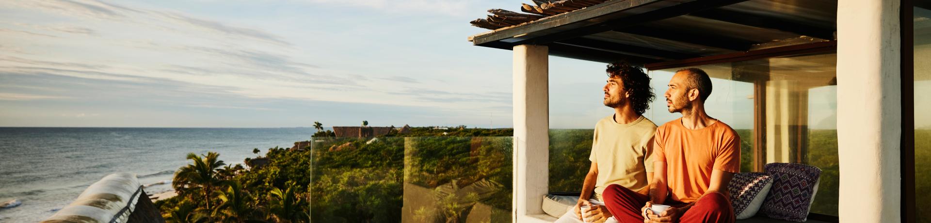 Paar auf Terrasse mit Meerblick