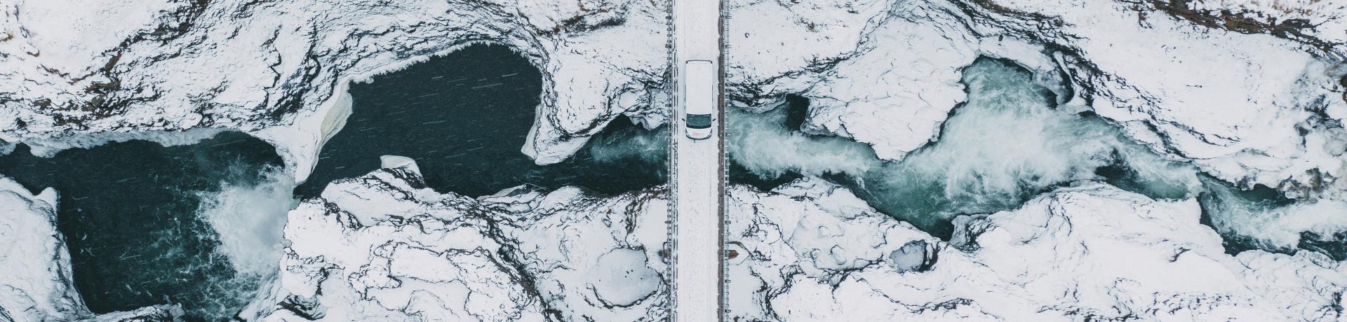 Campervan auf schneebedeckter Brücke