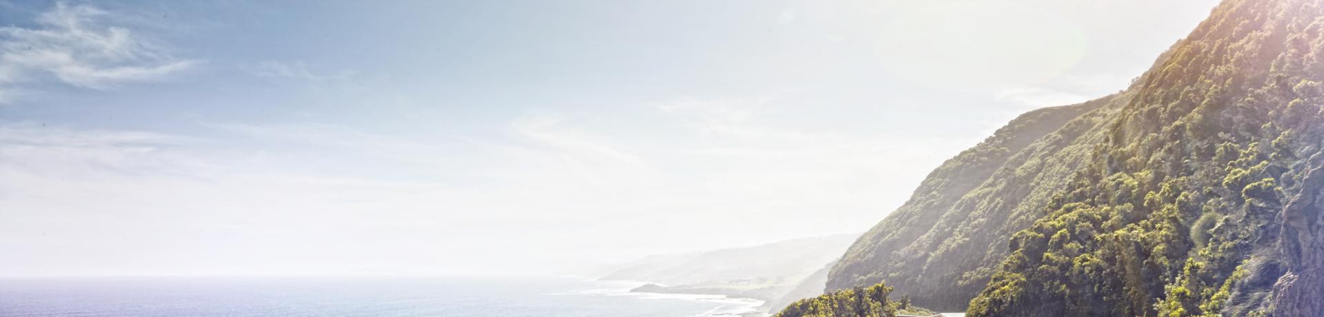 Auto auf Straße im Linksverkehr