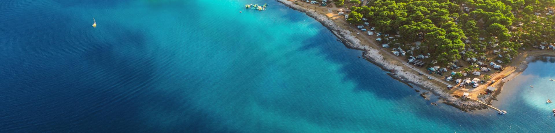Campingplatz am Meer auf Insel