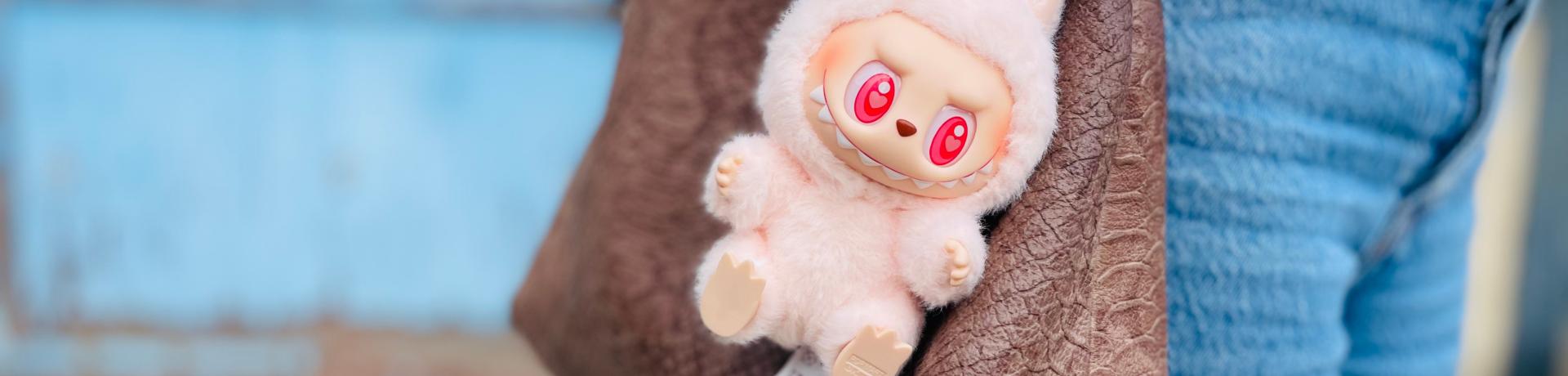 Labubu hängt an Tasche