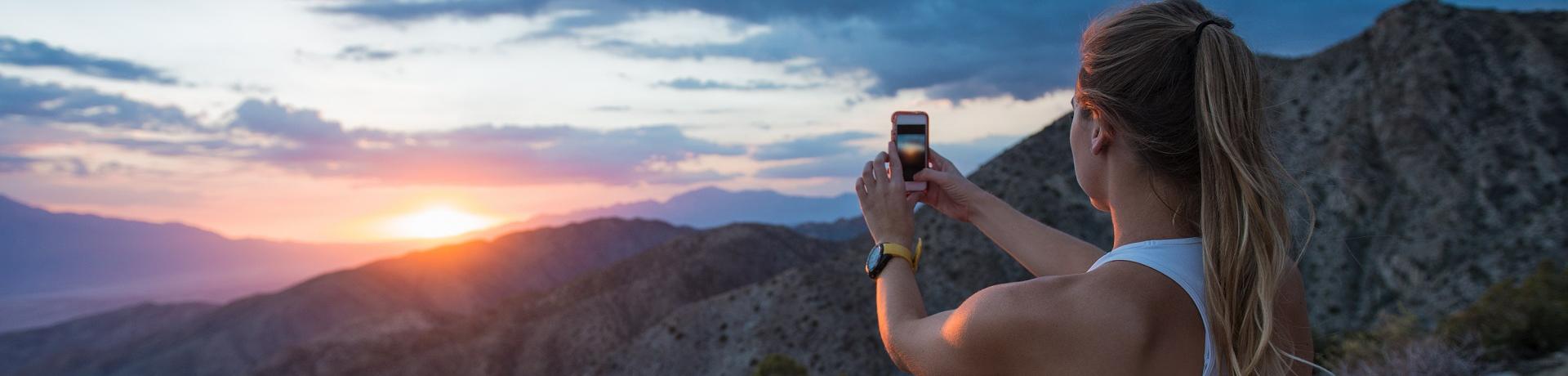 Berge: Frau mit Handy - Emotion