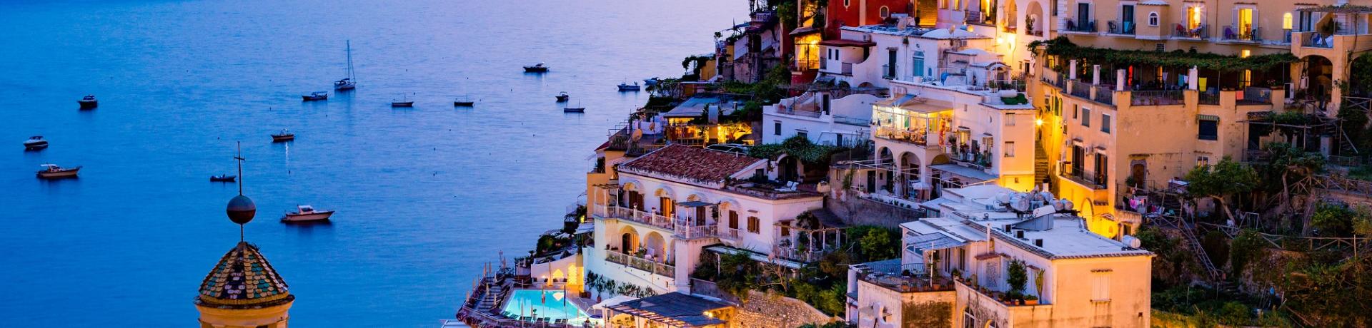 Stadt an Steilküste