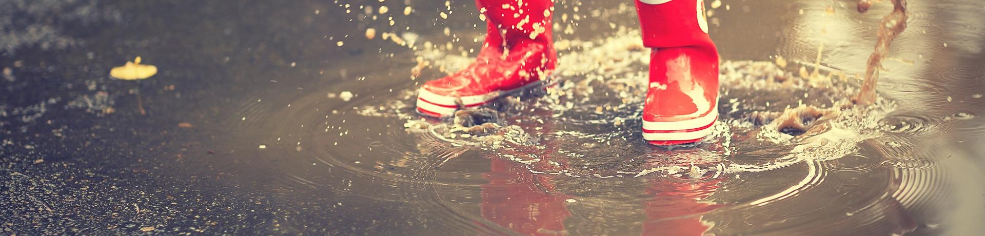 Sonstiges: Kind mit Gummistiefel - Emotion