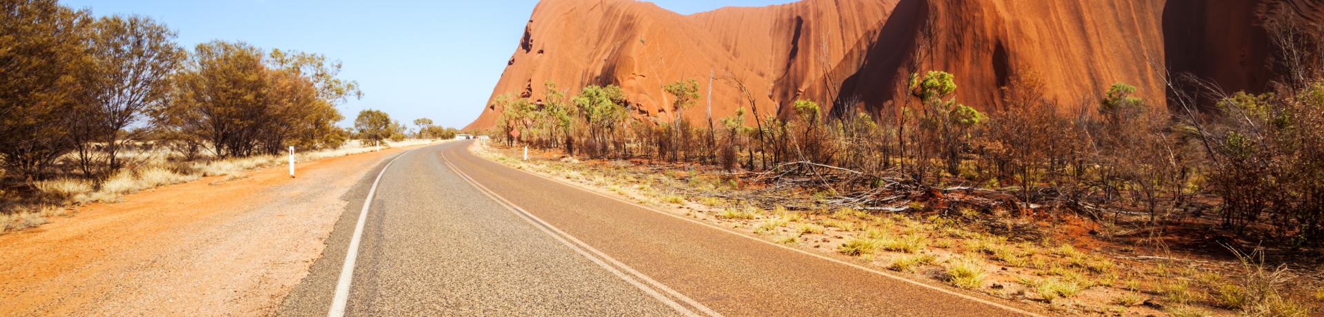 Straße durch rote Wüste
