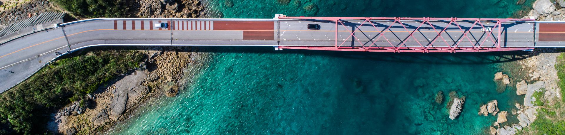 Küstenstraßen: Brücke - Meer