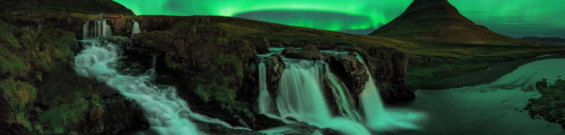 Polarlichter über Bergpanorama