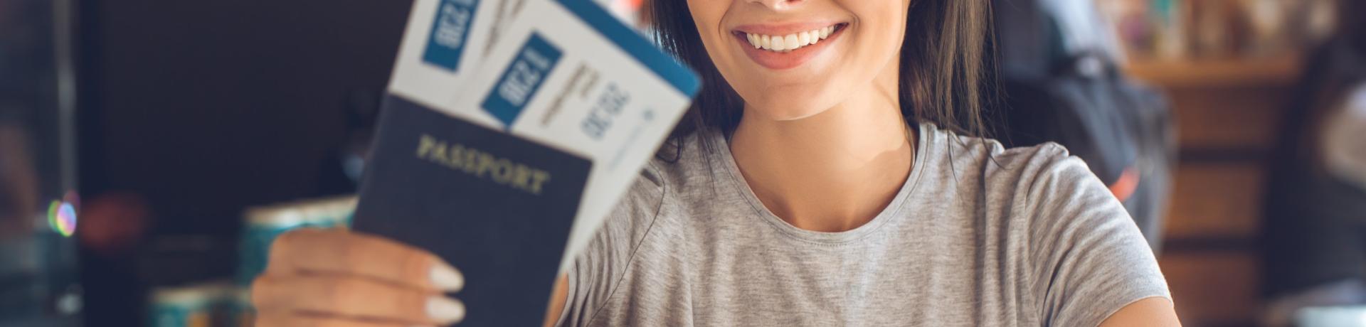 Frau mit Flugtickets