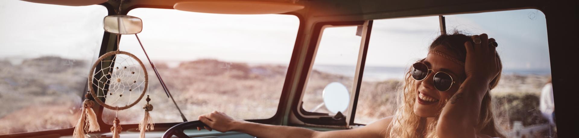 Frau im Camper bei Sonnenuntergang