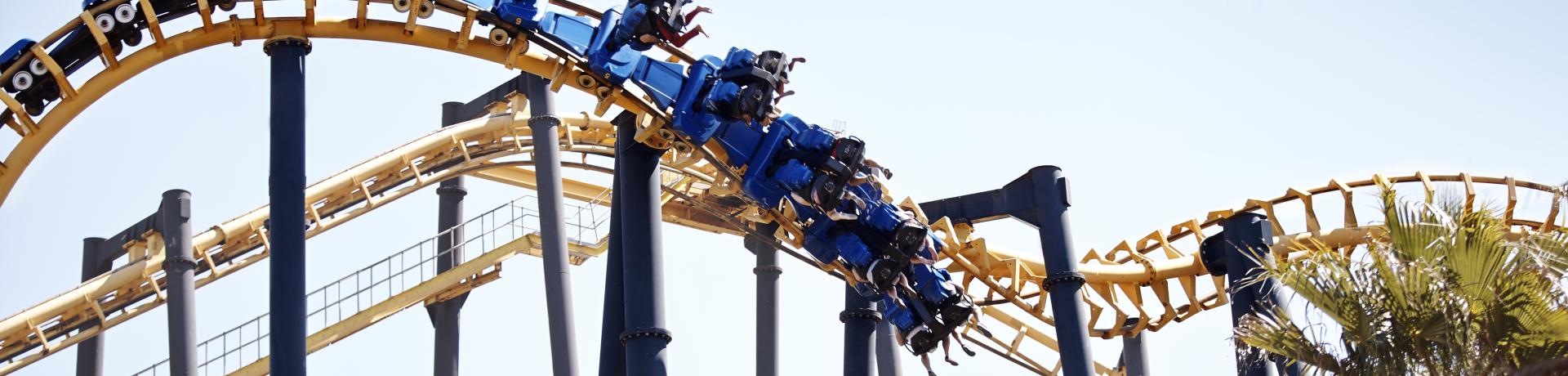 Achterbahn vor blauem Himmel