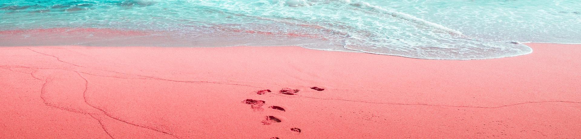 pinker Sand, Strand, Meer, Fußspuren