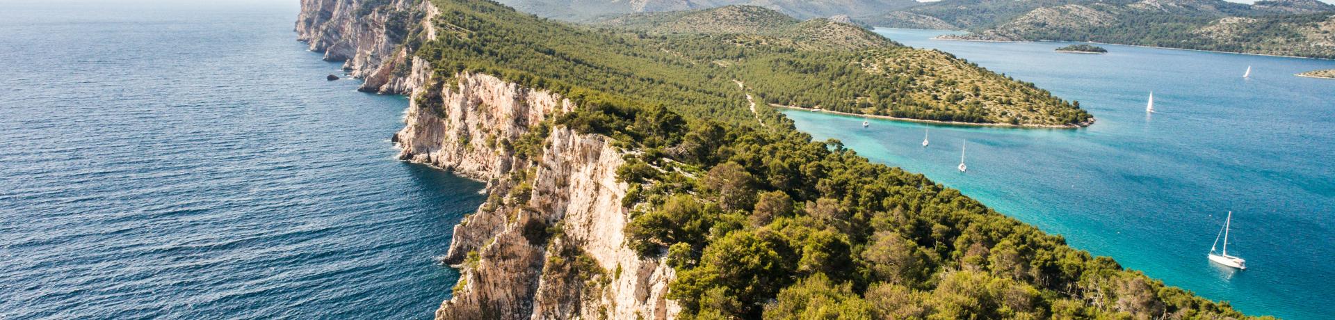 Kleiner Ort in Bucht