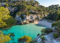 Cala Macarelleta - Menorca Blick auf die menschenleere Cala Macarelleta auf Menorca mit türkisfarbenem Wasser.