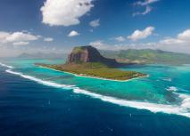 Le Morne Brabant - Rodrigues Luftaufnahme der Halbinsel Le Morne Brabant auf Mauritius, umgeben von türkisfarbenem Wasser.