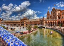 Plaza de España - Sevilla Ansicht des Plaza de España in Sevilla mit Kanal, Booten und Besuchern.