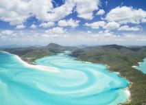 Whitsunday Islands - Queensland Küste der Whitsunday Islands in Queensland aus der Vogelperspektive mit azurblauem Wasser.