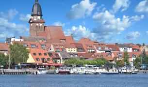 Waren (Müritz) Häuser, Kirche, See Waren (Müritz)