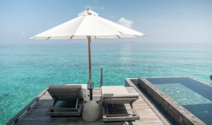 Sonnenliegen auf Steg