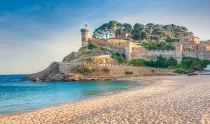 Burg neben Strand Burg neben Strand