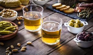 Tapas: Oliven - Bier - Peperoni - Brot - Schinken