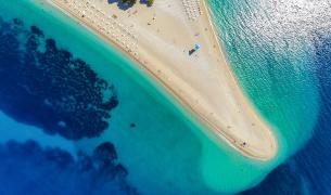 Strand von Zlatni Rat auf Brac aus der Vogelperspektive.